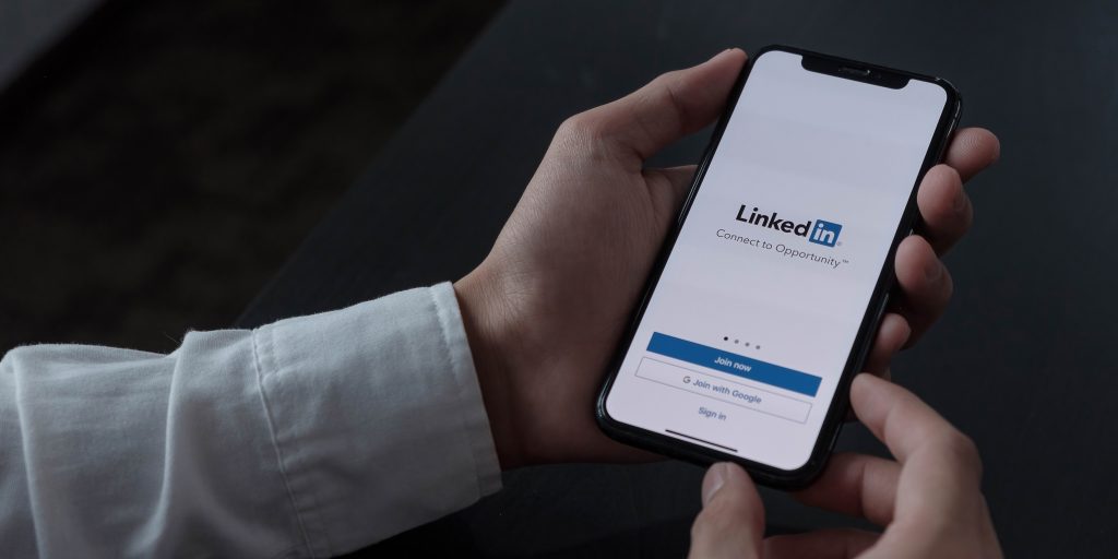 El Cambio Radical del Algoritmo de LinkedIn en 2025: Por Qué las Páginas de Empresa Ya No Funcionan